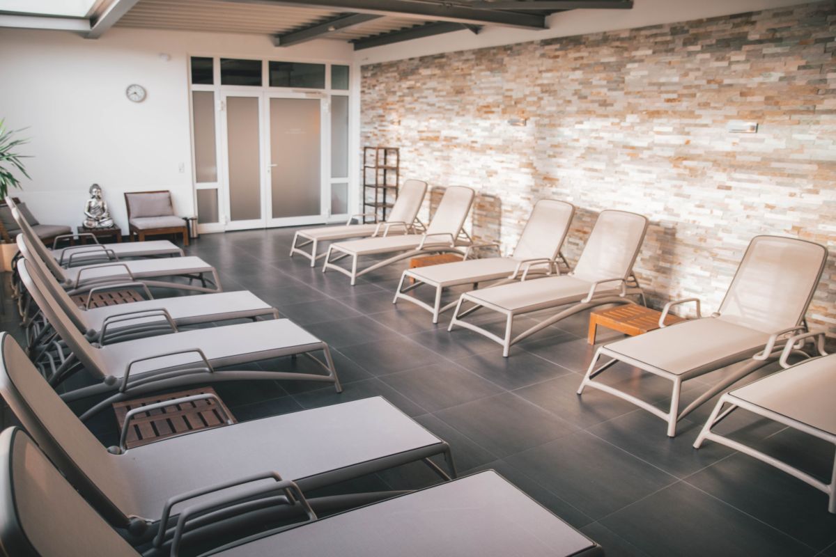Sauna und Wellness in Kornwestheim: Ruheraum mit Liegen